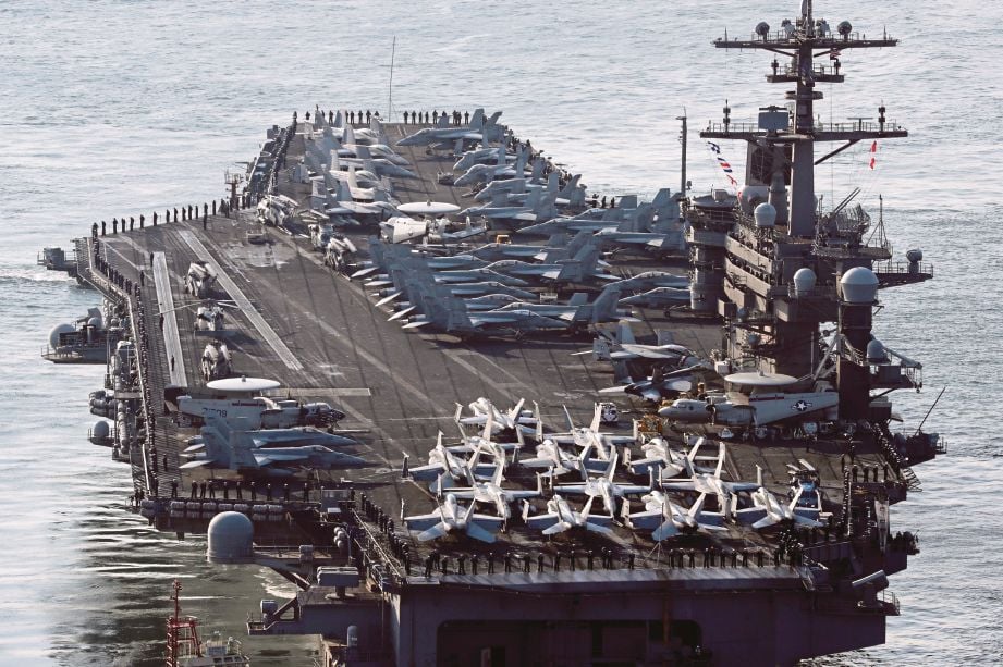 KAPAL pengangkut pesawat tentera Amerika Syarikat, USS Carl Vinson dikerah ke Lautan Pasifik, semalam.  - AP 