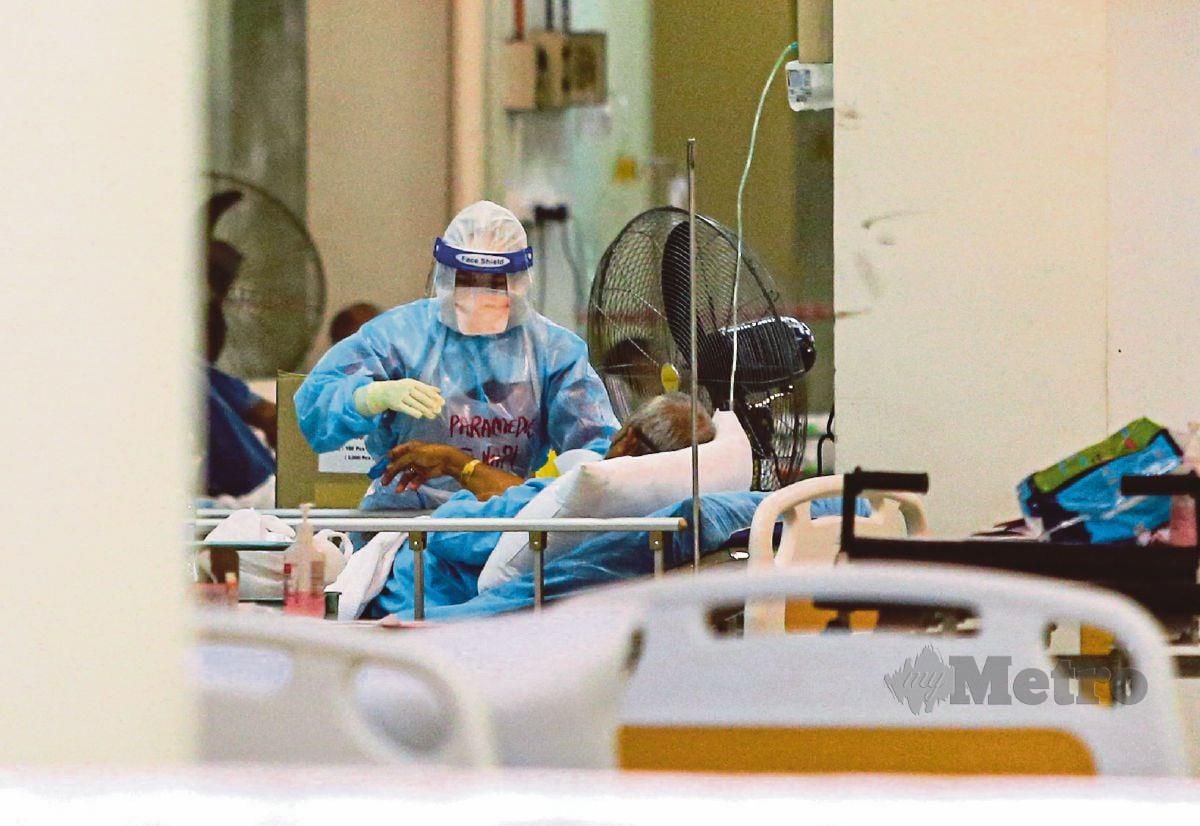 PETUGAS  kesihatan   memakai peralatan pelindungan diri (PPE) sebelum bertugas  merawat pesakit Covid-19  ditempatkan di Zon Pengurusan Bencana (DMZ), Hospital Angkatan Tentera (HAT) Tuanku Mizan di ibu kota, semalam. FOTO ASWADI ALIAS 