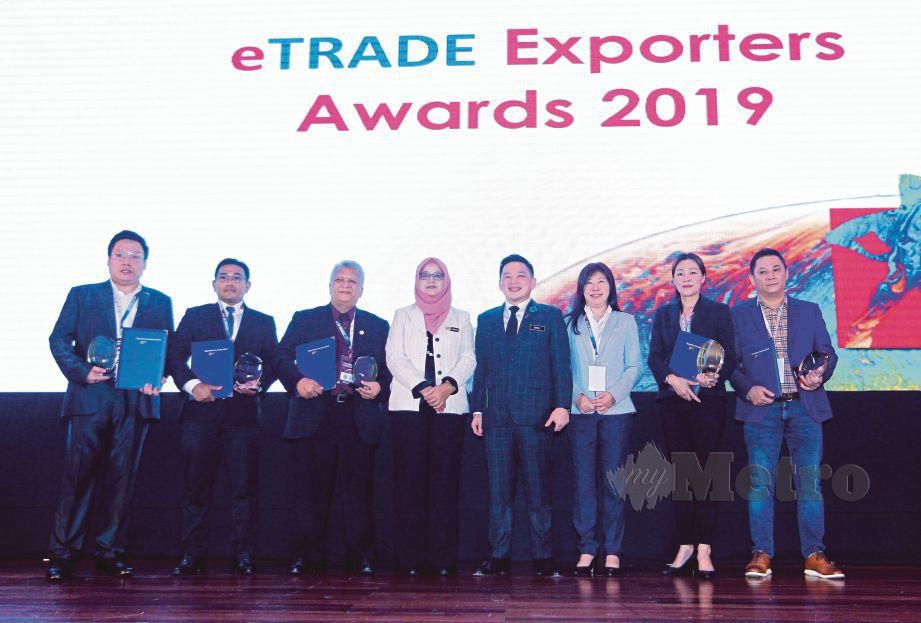 DARELL (empat dari kanan) bersama penerima e-Trade Exporters Awards 2019, semalam. 