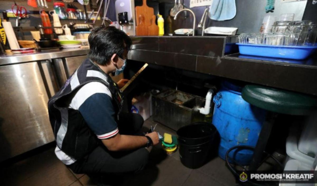 PEGAWAI DBKL memeriksa dapur sebuah restoran dalam operasi di Kuala Lumpur, semalam.