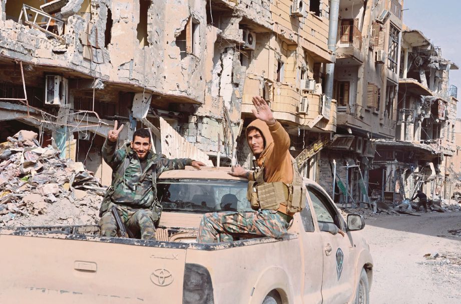 PEJUANG prokerajaan meronda di bandar Deir Ezzor yang terletak berhampiran Albu Kamal, Syria. - AFP
