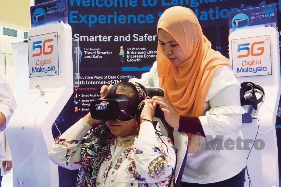 SEORANG pengunjung mencuba kemudahan Realiti Maya (VR) 8K Uesco Global Geopark Langkawi yang disediakan TM. 