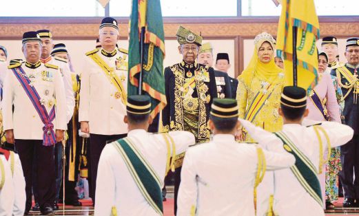 TUANKU Abdul Halim dan Tuanku Hajah Haminah yang disambut Najib dan Muhyiddin menerima tabik hormat ketika tiba di Parlimen, semalam. 