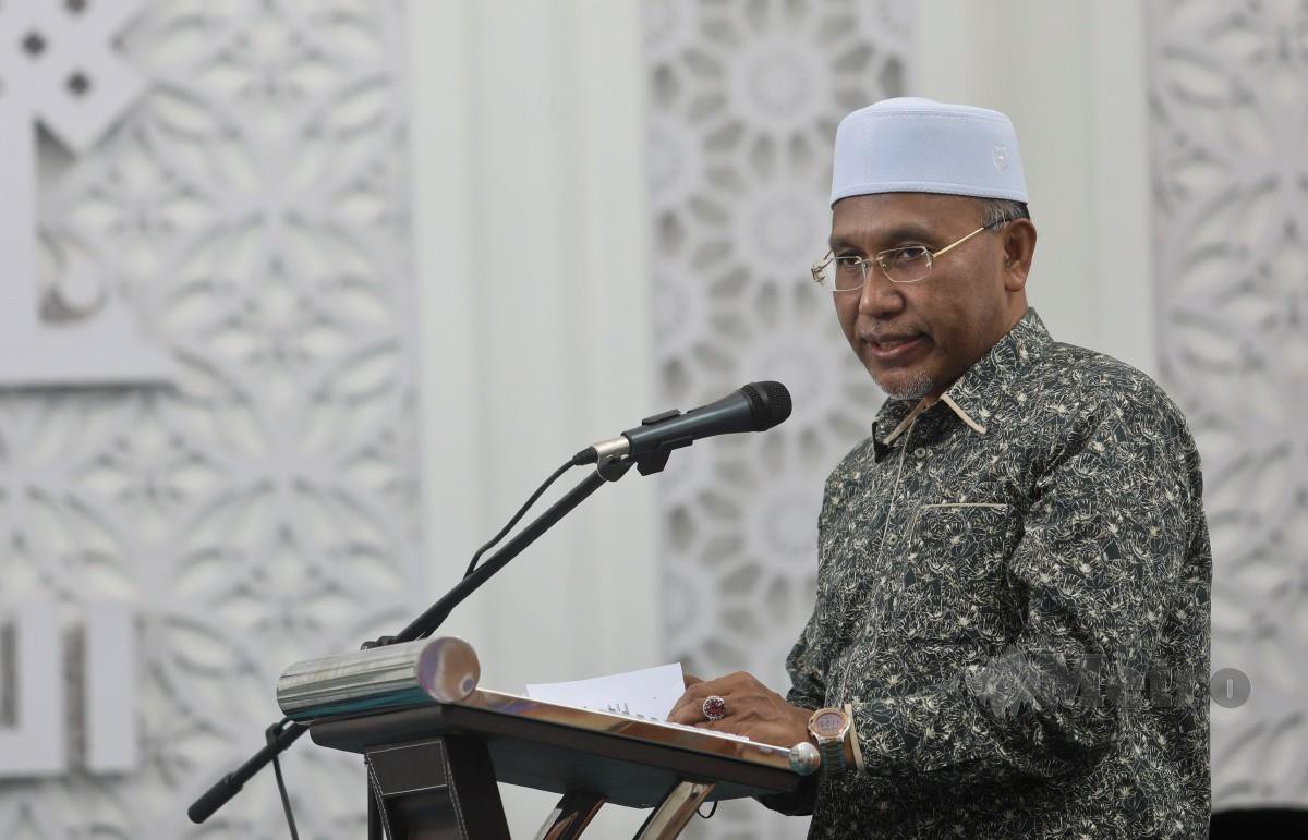 IDRIS berucap pada Majlis Perasmian Multaqa Murabbi Ummah Negeri Terengganu hari ini. FOTO Ghazali Kori.