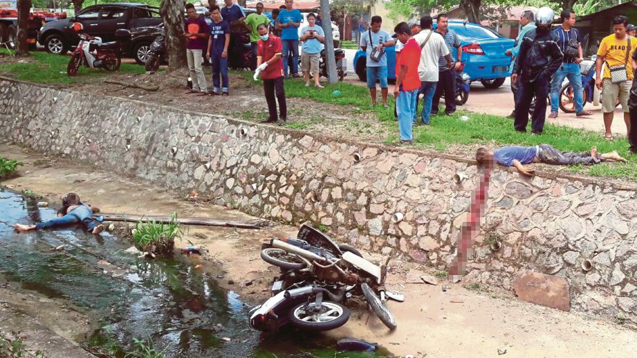 Dua penunggang motosikal maut dalam kemalangan di Kilometer 44.8 Jalan Batu Pahat-Mersing, semalam.