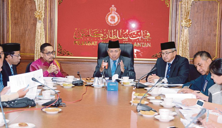   MOHD  Faudzi (tengah)   mengadakan sidang media   sempena Hari Keputeraan Ke-47 Sultan Kelantan, semalam. 