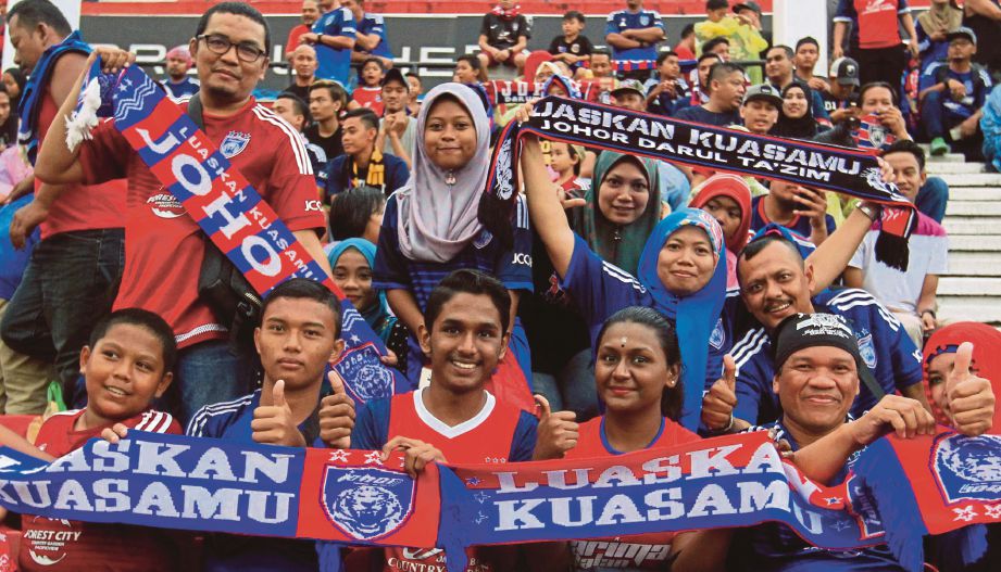 SEBAHAGIAN  penyokong Johor DT  ceria bersama skaf mewarnai    Stadium Tan Sri Hassan Yunos, Larkin Johor Bahru.  