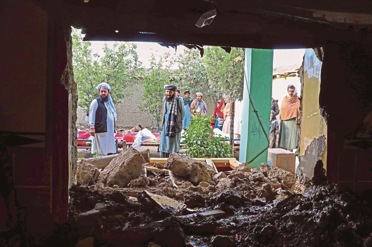 PENDUDUK melihat keadan rumah yang musnah dilanda gempa bumi di sekitar  perkampungan Gayan, wilayah Paktia, Afghanistan. -FOTO EPA