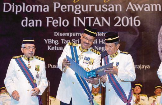  ALI Hamsa menyampaikan Anugerah Felo Institut Tadbiran Awam Negara (INTAN) 2016 kepada Sulaiman.