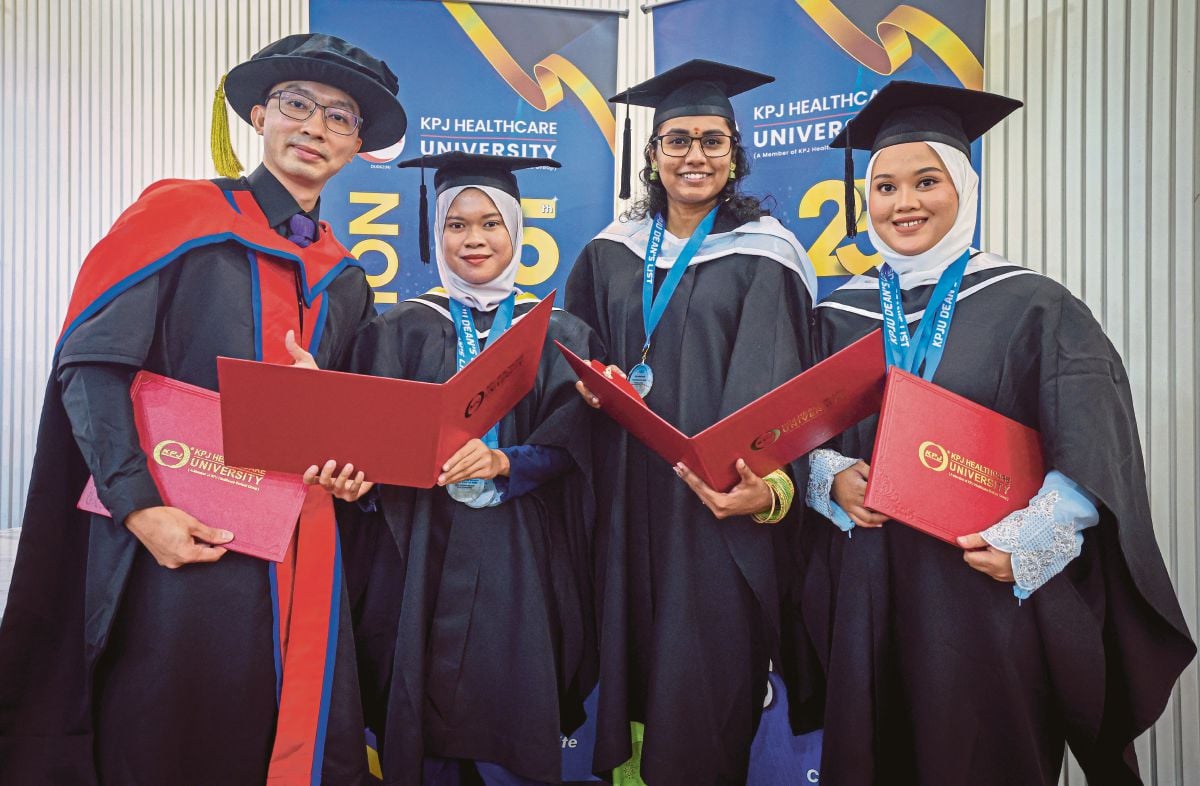 GRADUAN cemerlang KPJU dari kiri, Dr Tan, Nurul Ilham, K Deviga dan Rania Amal Mohd Haris ketika Majlis Konvokesyen KPJ Healthcare University (KPJU) ke-25, semalam.  