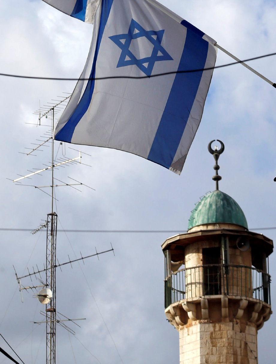 BENDERA Israel kelihatan berhampiran menara sebuah masjid di Bandar Lama Baitulmaqdis.  - Agensi 