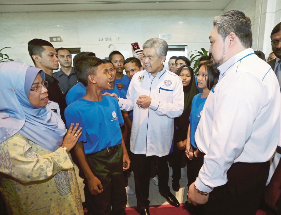 AHMAD Zahid beramah mesra dengan anak-anak Angkat MCPF di Menara Kembar Bank Rakyat, Kuala Lumpur.