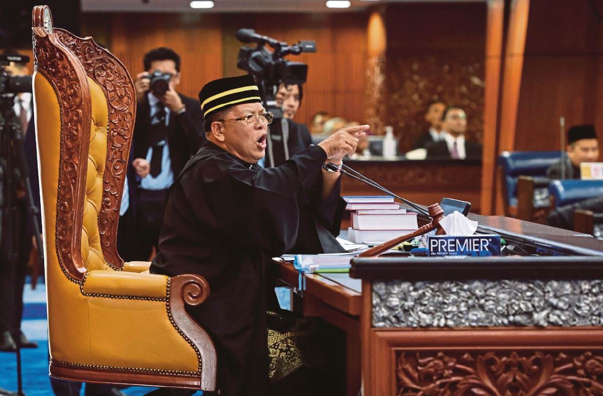 JOHARI akan membuat keputusan mengenai usul akan dikemukakan Wan Ahmad Fayhsal pada pembukaan Dewan Rakyat, esok. FOTO Bernama.