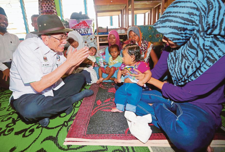 DR Wan Junaidi bermesra dengan Nur Ayra Qalisha Ahmad 6 bulan ketika  melawat Pusat Pemindahan Banjir SK Durian Mentangau. 