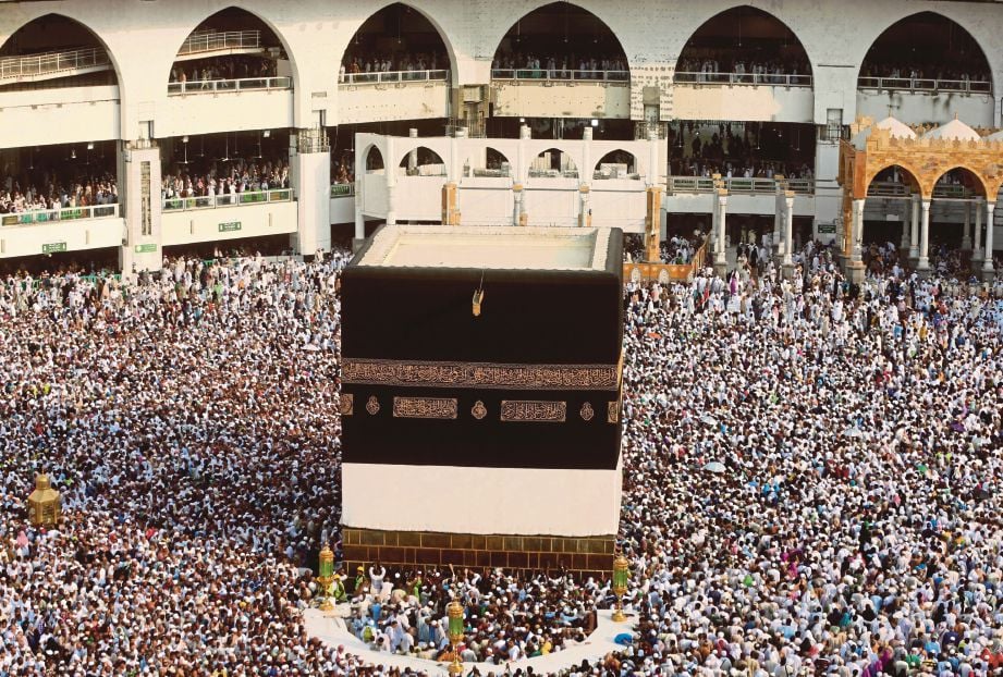 JEMAAH melakukan tawaf mengelilingi Kaabah di Masjidilharam. - Reuters 