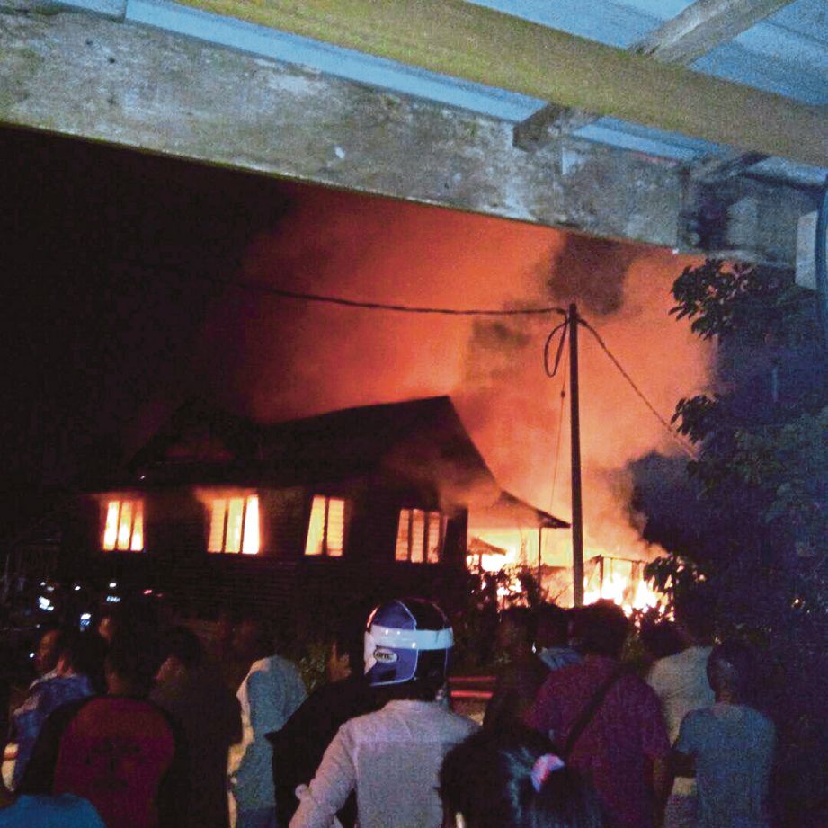 Anggota bomba    memadam kebakaran sebuah rumah di Kampung Jawa. 