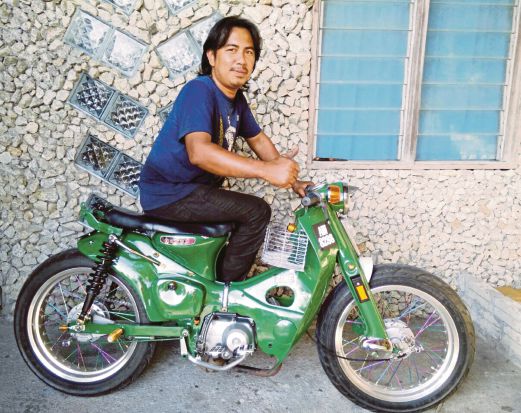 Zulkifli bersama motosikal lama bapanya yang diubah suai.