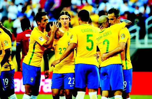 PEMAIN Brazil meraikan jaringan Coutinho (dua kiri). 