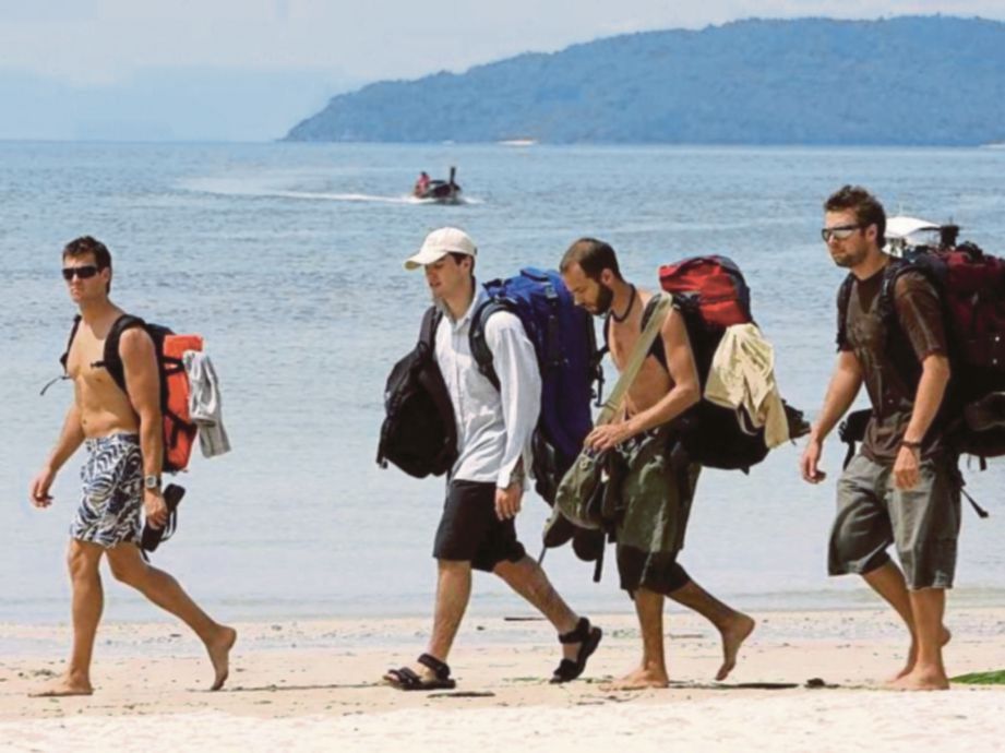 GAMBAR hiasan, sekumpulan pelancong asing berjalan kaki di pantai di Krabi, Thailand.