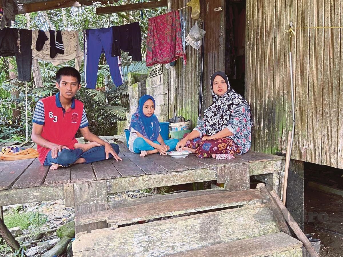 CIK Esah bersama empat anak berteduh di rumah pusaka usang di Kampung Dusun Durian, Dabong, Kuala Krai.