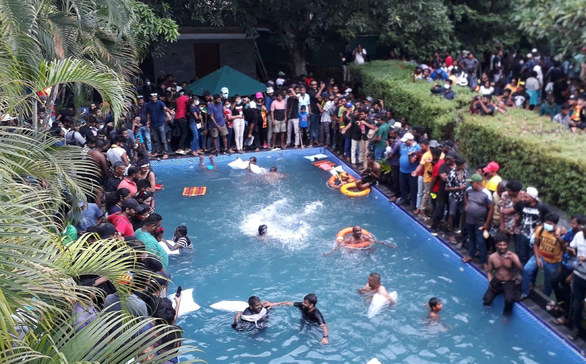 PENUNJUK perasaan berenang dalam kolam di kompleks kediaman presiden. FOTO AFP.