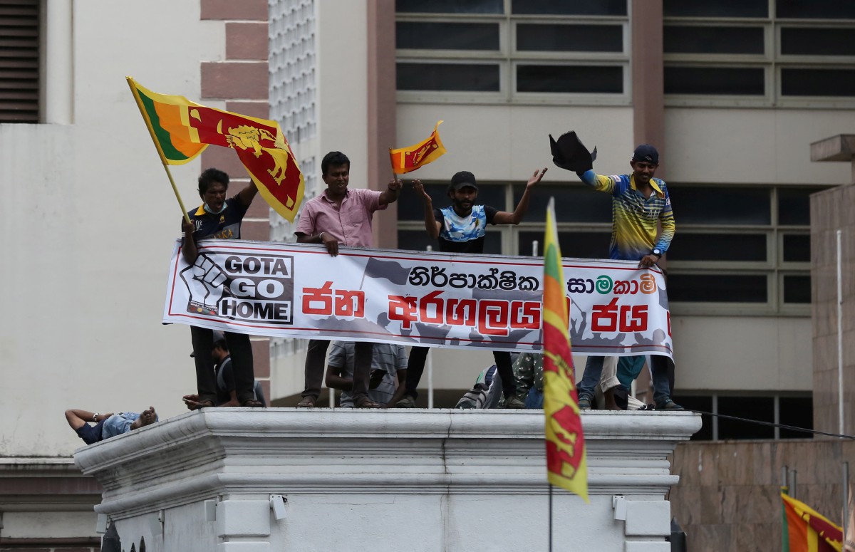 PENUNJUK perasaan melaung slogan di hadapan kediaman presiden Sri Lanka. FOTO EPA.