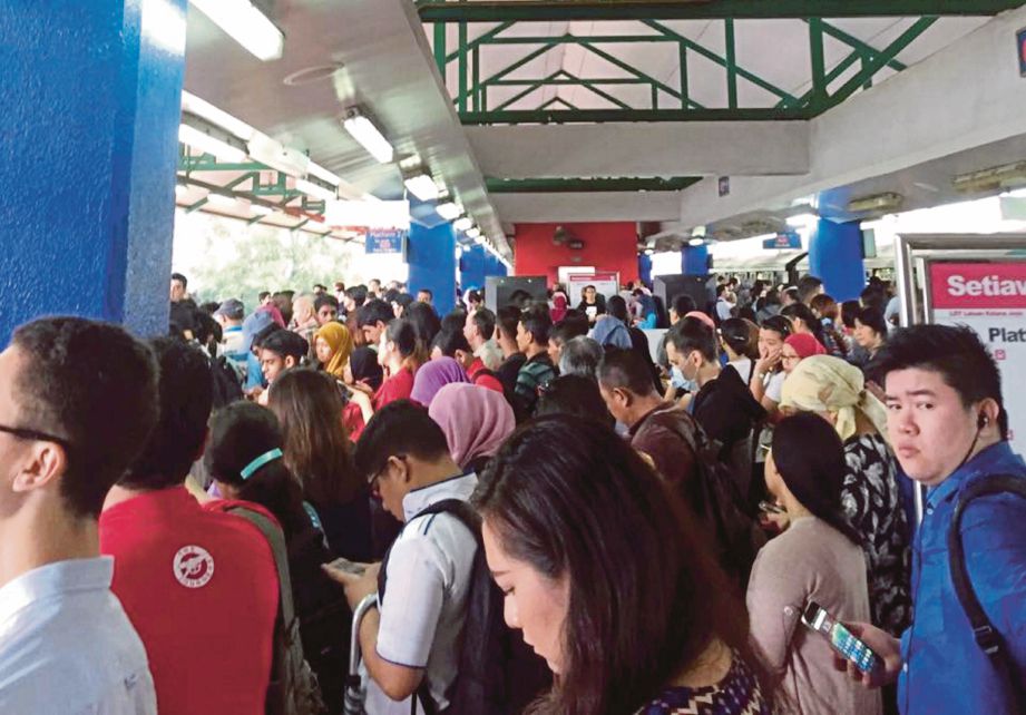 STESEN LRT Setiawangsa dipenuhi pengguna yang terkandas.