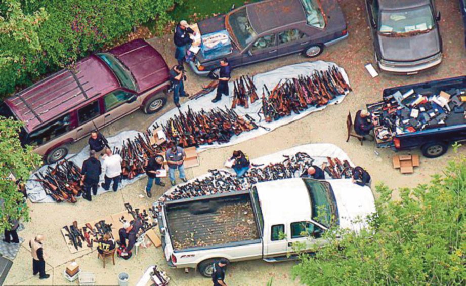 GAMBAR menunjukkan pihak berkuasa menyusun beratus-ratus senjata api dan peluru yang dirampas dari sebuah rumah agam di  Los Angeles. FOTO Agensi
