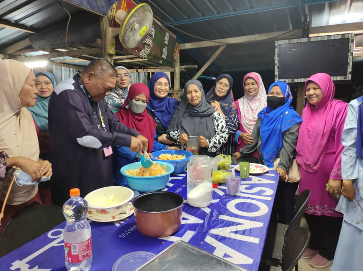 Mohd Nizar menunjukkan bakat menyediakan hidangan bersama kaum ibu. 