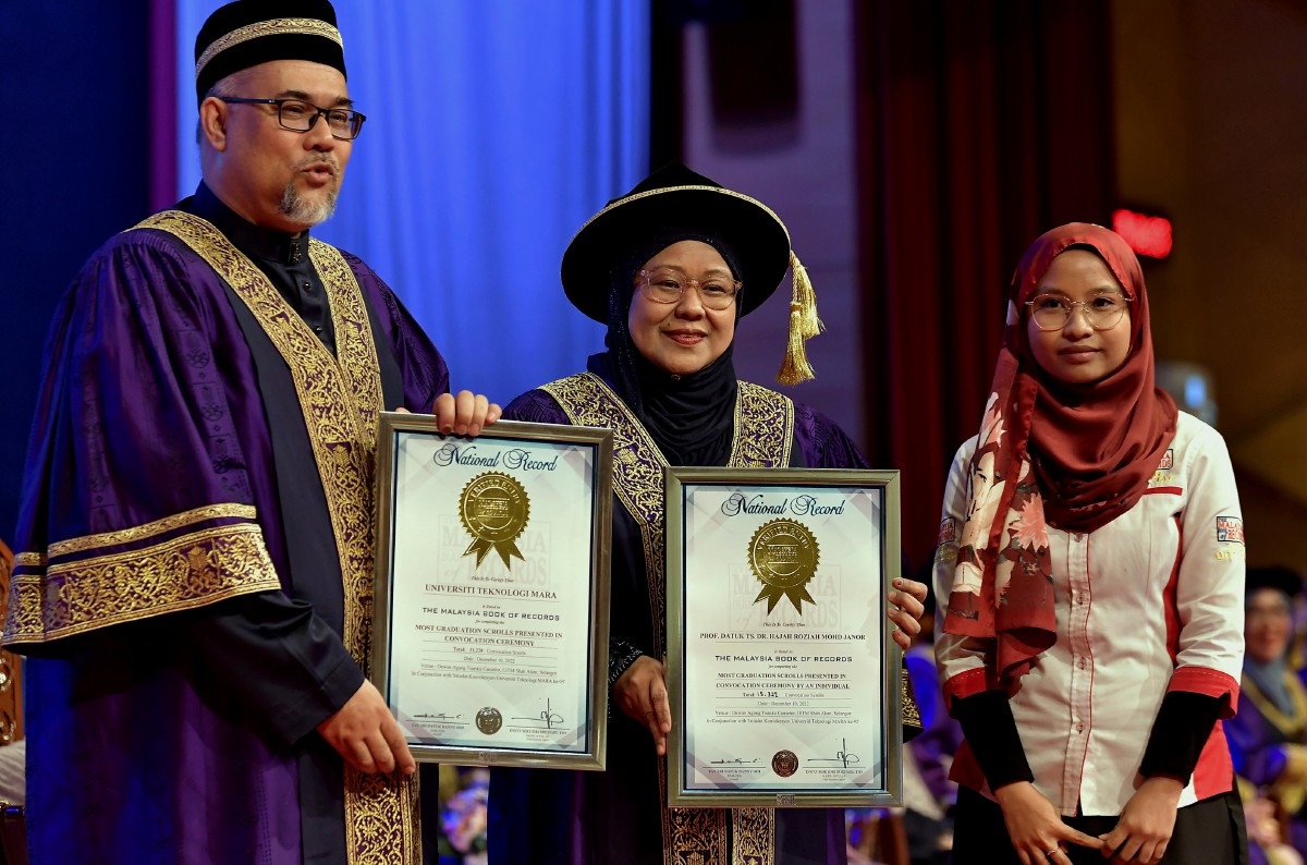 DR Roziah (tengah) selepas menerima pengiktirafan MBOR daripada wakil MBOR, bergambar bersama Siti Nurhanim (kanan). FOTO Bernama.