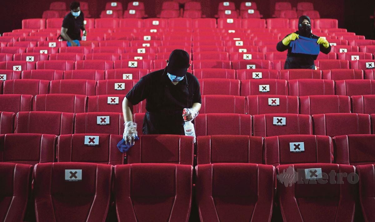 PEKERJA pawagam TGV Cinemas, Bukit Tinggi, Klang, menyembur cecair nyah kuman pada kerusi sebelum pembukaan pusat pawagam 5 Mac lalu.