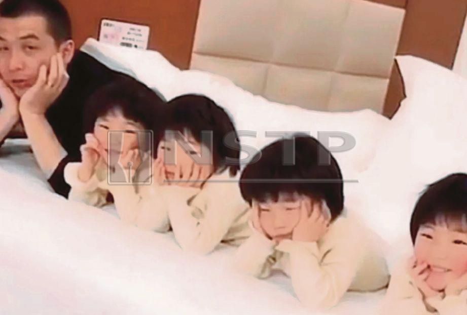 KANAK-KANAK kembar empat menjadi selebriti Internet di China hingga berjaya membantu ibu bapa mereka keluar daripada kemiskinan. - Agensi