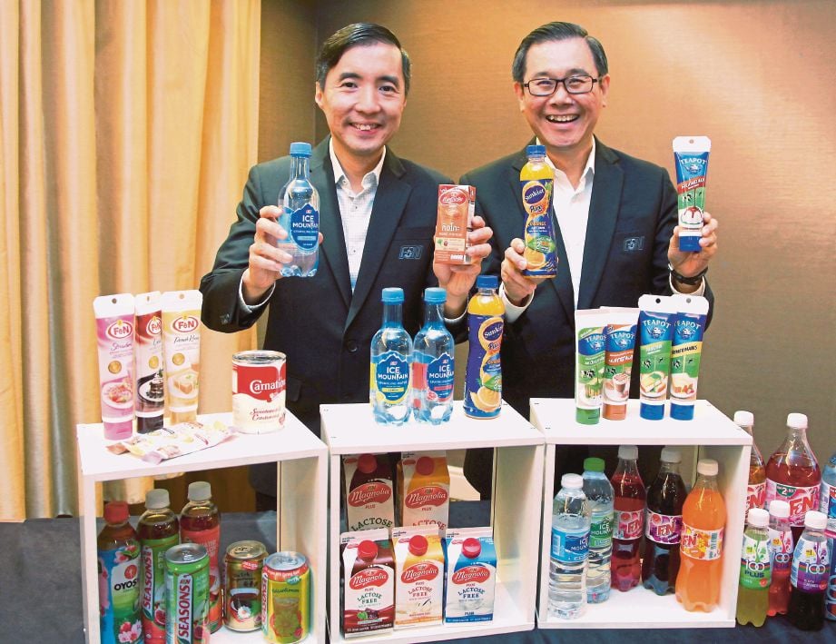 LIM (kanan) bersama Ketua Pegawai Kewangan F&N, Lai Kah Shen menunjuikkan produk baru keluaran F&N.