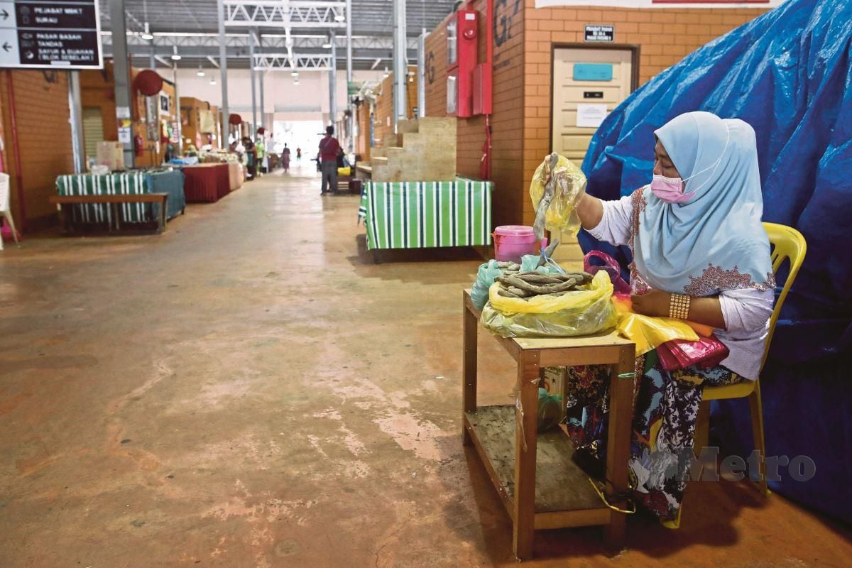 ANGGOTA Kementerian Kesihatan Malaysia (KKM) memakai pakaian peralatan perlindungan peribadi (PPE) melakukan kerja sanitasi di ruang legar Kompleks Mahkamah Seremban, semalam.