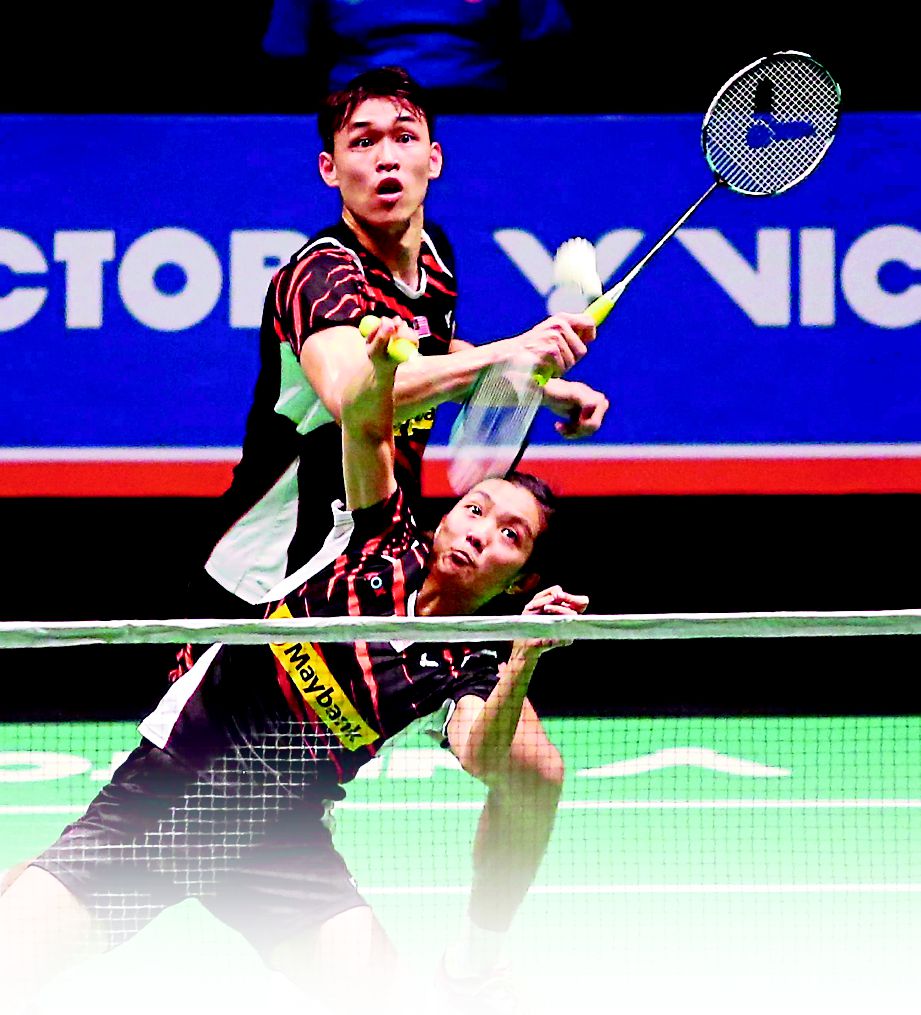 KIAN Meng (atas) dan Pei Jing benam wakil Hong Kong pada aksi final. 