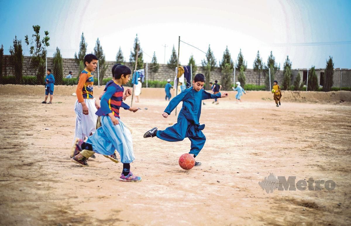 Pelajar Madrasah seronok bermain bola sebelum masuk waktu berbuka puasa. FOTO ASWADI ALIAS.