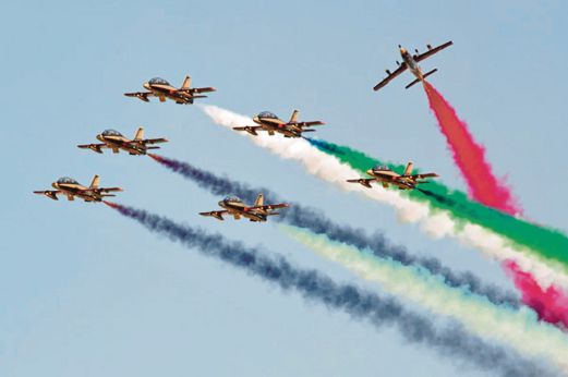 PASUKAN aerobatik Al Fursan dari Emiriah Arab Bersatu membuat pertunjukan udara.