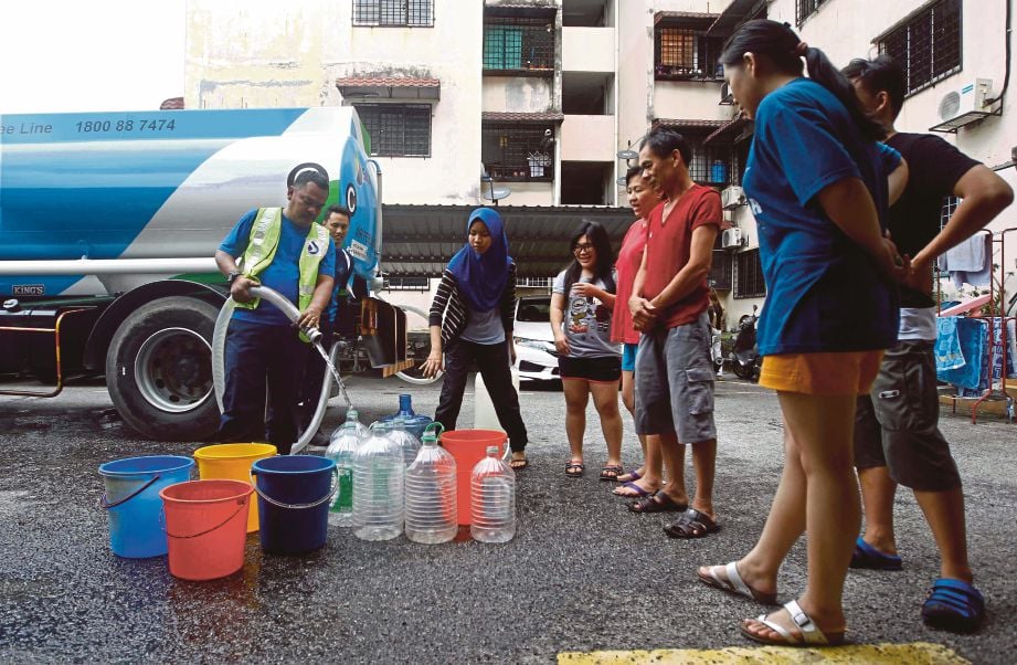 Penduduk mengambil bekalan air daripada lori tangki SYABAS apabila kawasan sekitar mengalami gangguan bekalan air. 