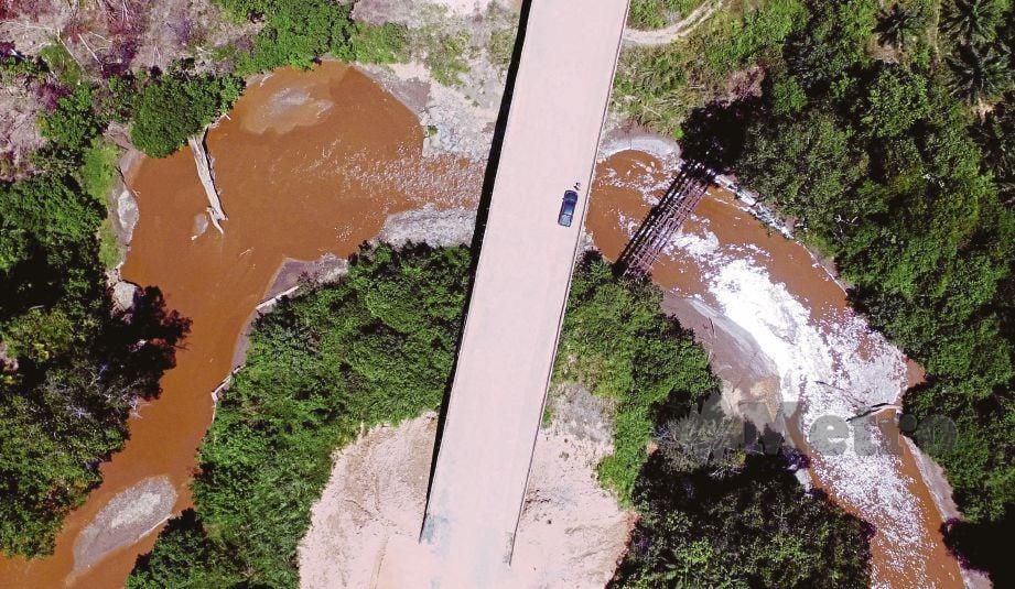  GAMBAR dirakam menggunakan dron menunjukkan Sungai Aring yang tercemar. Ia turut mengalir ke anak Sungai Lebir. 