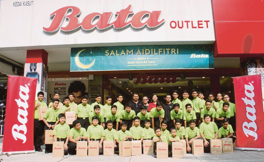 Kanak-kanak penghuni Rumah Ilham menerima kasut sempena Aidilfitri dari Bata.  