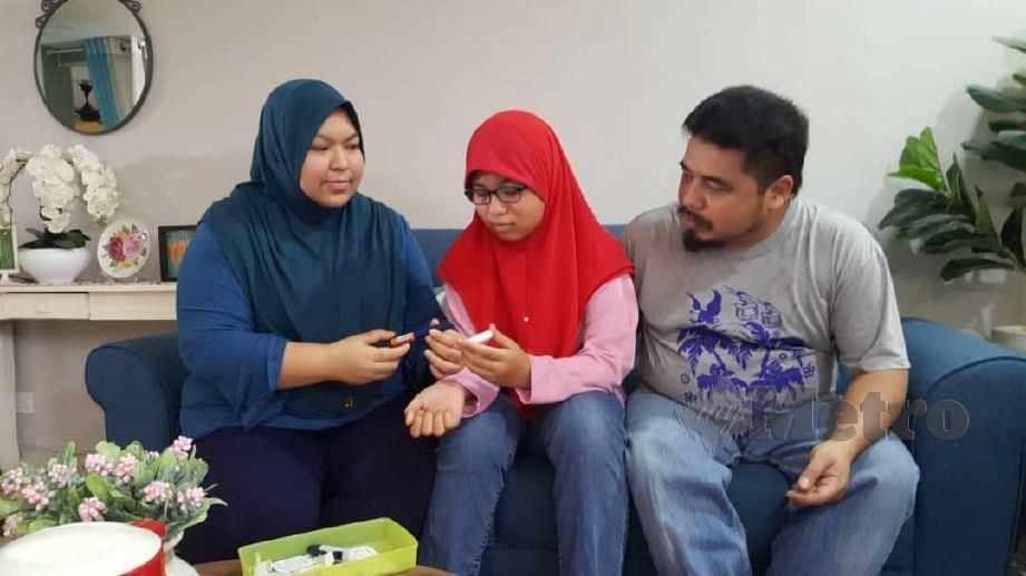 NUR Azhad Insyirah bersama ibu bapa di rumah mereka. 