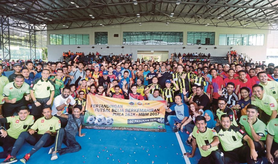 LOKMAN Hakim dan Mua'amar Ghadafi bergambar bersama pemain selepas berucap merasmikan Pertandingan Futsal Belia Berkemahiran Piala 1B1K-MBM 2017 di Kompleks Futsal 1 Malaysia, Presint 18, Putrajaya. 