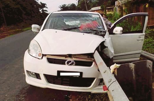 Keadaan Perodua Myvi selepas terbabas dan melanggar penghadang jalan.