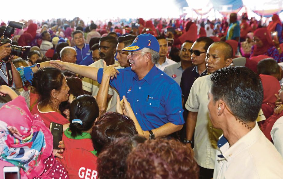 Najib  bersalaman dengan orang ramai ketika hadir pada Majlis Pemimpin Bersama Rakyat dan Majlis Penyerahan Lampu Jalan Kampung Fasa 8 Negeri Johor di Padang Awam Bukit Mor, Muar.