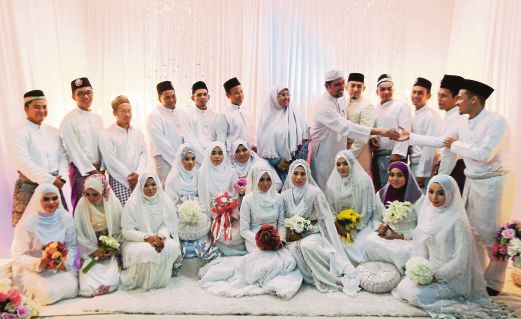 PENGERUSI Jawatankuasa Dakwah Islamiah dan Tugas-tugas Khas, Datuk Syed Ibrahim Syed Ahmad  (enam dari kanan) beramah mesra dengan sebahagian daripada 12 pasangan pengantin yang dinikahkan serentak sempena Karnival Cintakan Allah dan Rasul di Masjid Tepian Putra. 