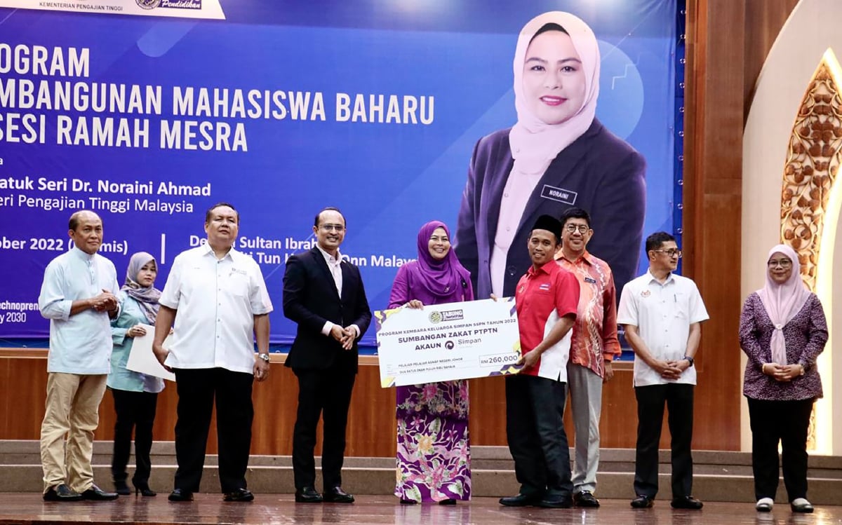 PENYERAHAN replika cek Program Kembara Keluarga Simpan SSPN Peringkat Negeri Johor berjumlah RM260,000 kepada Wan Assim bin Wan Sheikh, Timbalan Pengarah KEMAS Negeri Johor. 