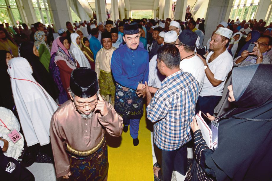TENGKU Amir Shah bersalaman dengan tetamu pada majlis penutup Kursus Perdana Haji Peringkat Negeri Selangor Tahun 2017.