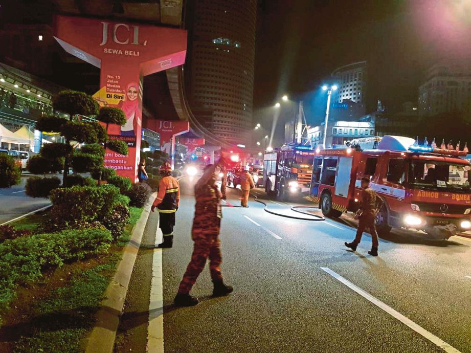 ANGGOTA bomba memadamkan kebakaran di gerabak tren monorel di Stesen Medan Tuanku Jalan Sultan Ismail dalam Latihan Simulasi Pelan Tindakan Kecemasan Laluan Monorel Kali Ke-3: EX-FOXTROT 17.