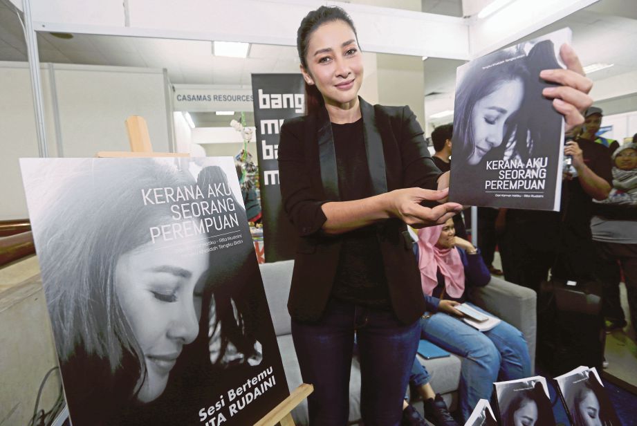 RITA  ketika melancarkan buku biografinya   Kerana Aku Seorang Perempuan  sempena Pesta Buku Antarabangsa Kuala Lumpur 2018 pada 1 Mei lalu. 