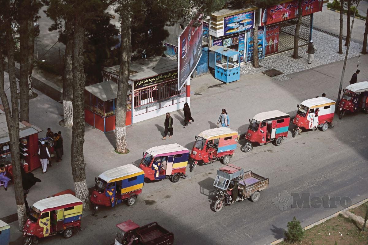 Kenderaan tiga roda seperti beca bermotor merupakan perkhidmatan yang popular dan murah namum turut terjejas ekoran sukar untuk mendapatkan penumpang di bandar Herat, Afghanistan. FOTO ASWADI ALIAS. 